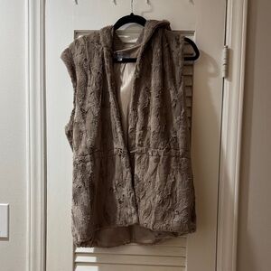 Chic Women's Textured Vest in Taupe
